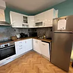 Al Malina 3Bdr Family Apt With Parking Space Near Airport And Iec
